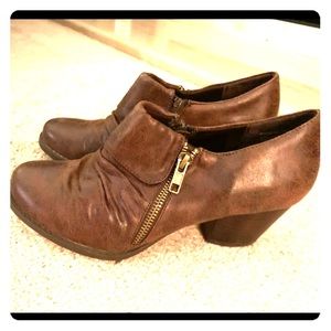 BareTraps 7M pebble brown ankle boots